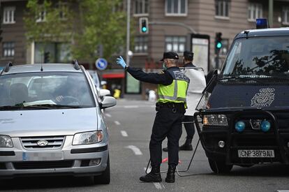 Control policial en una calle de Madrid, el pasado 28 de abril, durante el estado de alarma.