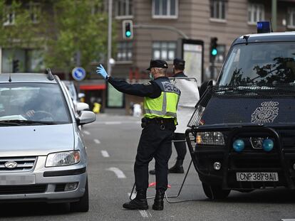 Control policial en una calle de Madrid, el pasado 28 de abril, durante el estado de alarma.