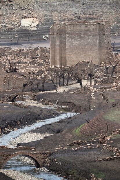 The ruins of the old town of Mansilla de la Sierra, normally submerged beneath the waters of the Mansilla reservoir, are revealed following a prolonged drought, in Rioja province, Spain, August 28, 2017. REUTERS/Vincent West