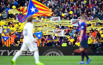 Protesta en la grada del Camp Nou en un clásico.