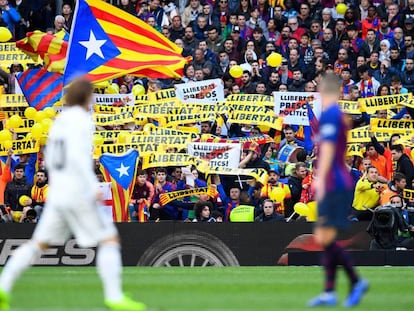 Protesta en la grada del Camp Nou en un clásico.