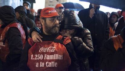 Trabajadores se manifiestan frente a las oficinas de Coca-Cola Iberian Partners.