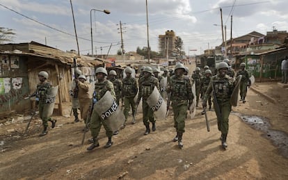 Policías antidisturbios avanzan hacia los protestantes, seguidores del líder de la oposición, durante los enfrentamientos en la zona de Kawangware, Nairobi, el 10 de agosto.