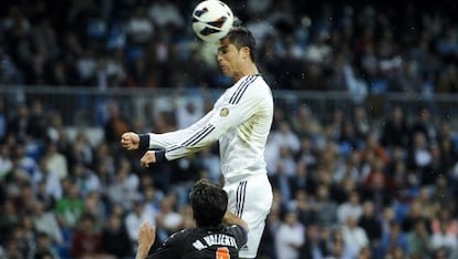Cristiano salta ante Valiente.