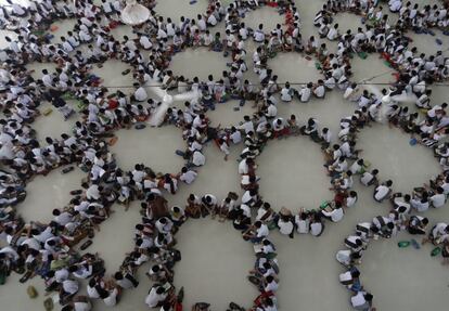 Estudiantes leen el Corn en Medan (Indonesia).