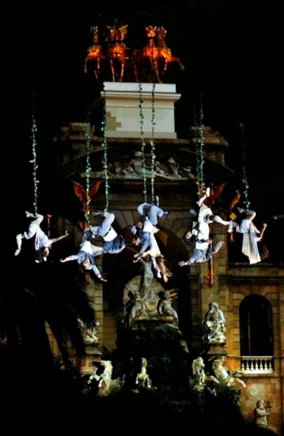 Espectáculo aéreo del grupo argentino Voalá Project presentado en el parque de la Ciutadella de Barcelona durante las fiesta de la Mercè 2010.
