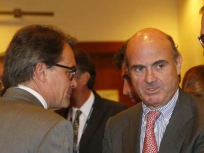  El ministro de Econom&iacute;a, Luis de Guindos, conversa con el presidente de la Generalitat, Artur Mas, y el presidente del C&iacute;rculo de Econom&iacute;a, Anton Costas. 