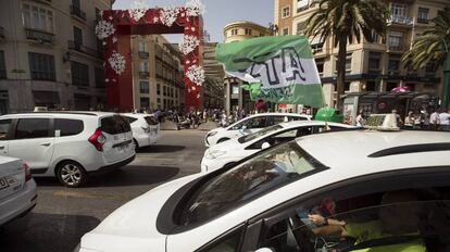 Protesta de taxistas ante la entrada de la Feria de M&aacute;laga el martes.