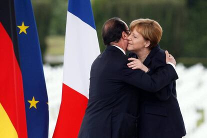 Hollande y Merkel se abrazan tras la conmemoraci&oacute;n de la batalla de Verd&uacute;n.