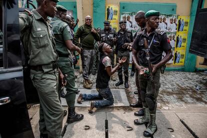 La policía detiene a un presunto ladrón en la Plaza Tafawa Balewa de Lagos, durante un mitín del partido opositor, el Partido Popular Democrático (PDP). Los nigerianos votarán el 16 de febrero en las elecciones presidenciales y legislativas. 