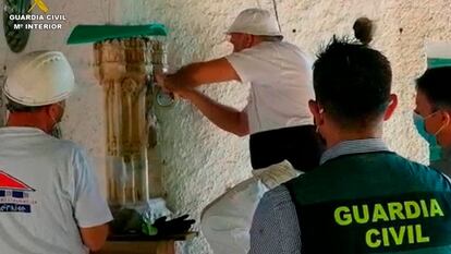La Guardia Civil desmonta el torreón de alabastro en la finca de Chinchón donde fue encontrado