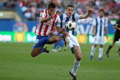 Agüero pelea el balón con Ansotegi.