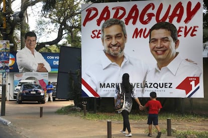 Carteles de propaganda del partido Colorado y la Alianza Ganar en Asunción.