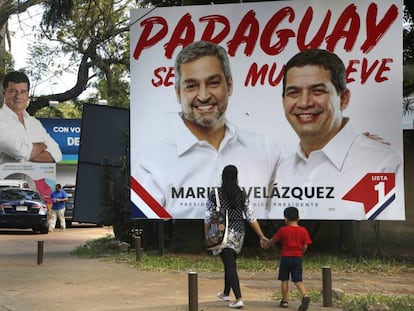 Carteles de propaganda del partido Colorado y la Alianza Ganar en Asunción.