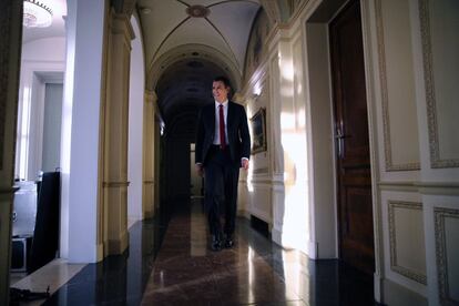 Pedro Sánchez, pasea por el interior del Palacio de La Moncloa, antes de la primera entrevista que concede, a TVE.