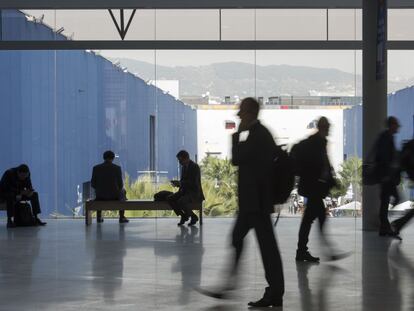 Congressistes del Mobile World Congress al recinte de Fira de Barcelona.