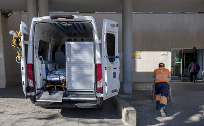 Una ambulancia de Tenorio con las bombonas de oxígeno sin etiquetar, en el hospital San Pedro de Alcántara de Cáceres.
