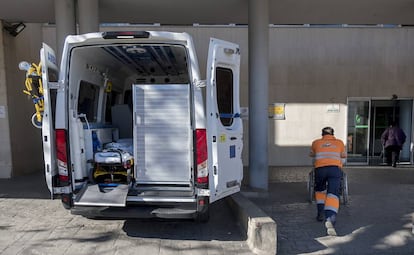 Una ambulancia de Tenorio con las bombonas de oxígeno sin etiquetar, en el hospital San Pedro de Alcántara de Cáceres.