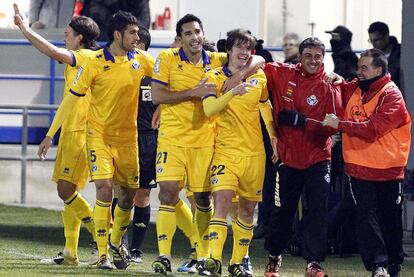 Los jugadores del Alcorcón festejan el primer gol, de Borja.