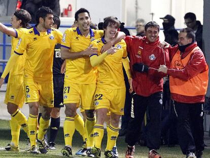 Los jugadores del Alcorcón festejan el primer gol, de Borja.