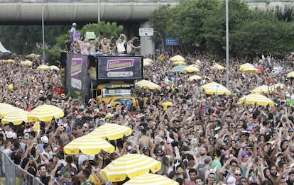 O resultado dos três dias de interdição, de domingo a terça-feira, será avaliado para decidir qual será o papel da avenida no Carnaval paulistano a partir do próximo ano.