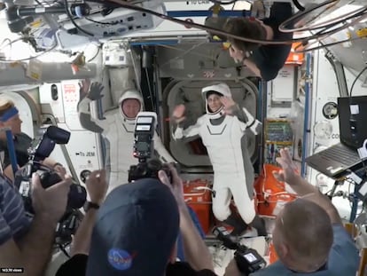 Butch Wilmore y Suni Williams saludan en la escotilla de una cápsula de Dragon antes de comenzar su regreso a la Tierra.