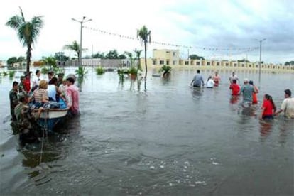 Habitantes del Estado mexicano de Veracruz son evacuados de sus hogares, inundados por las intensas lluvias que se han registrado en todo el país.