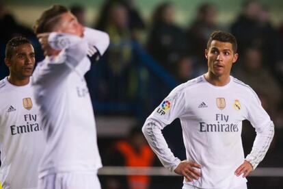 Los jugadores del Madrid tras encajar el gol.