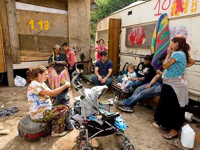 Un grupo de gitanos de la antigua Yugoslavia, en un campamento de la zona de Casilino, cerca de Roma.