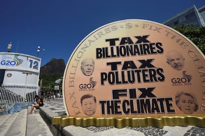 Activistas colocaron un cartel en la playa de Ipanema exigiendo impuestos a los superricos, durante la Cumbre del G20 en Ro de Janeiro. 