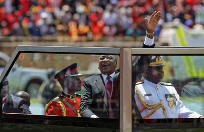 Uhuru Kenyatta, presidente de Kenia, saluda desde su coche blindado en su camino a la ceremonia de investidura en Nairobi, el 28 de noviembre de 2017.