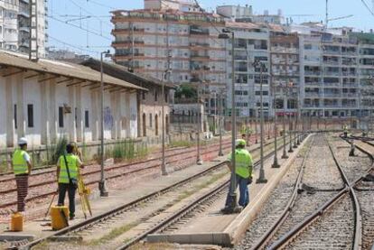 Tres trabajadores, ayer, en la zona donde va a empezar la construcción del AVE de Huelva.