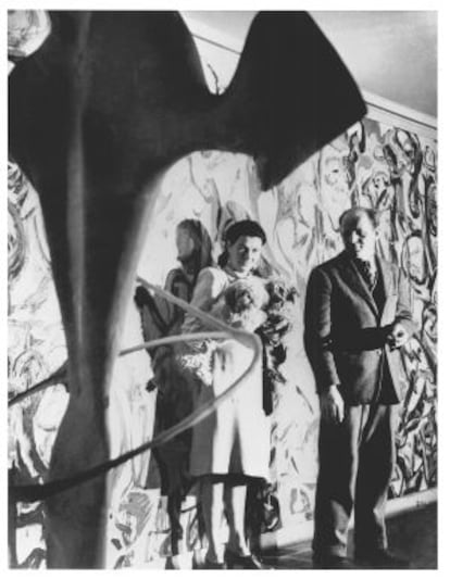 Peggy Guggenheim y Jackson Pollock delante de un mural que el artista pint&oacute; en 1945 para la casa de la mecenas, en Nueva York. 