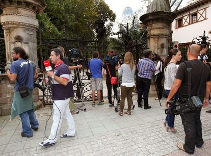 Periodistas, cámaras y fotográfos, concentrados en la puerta de la casa del Promontorio, residencia de Emilio Botín en Santander