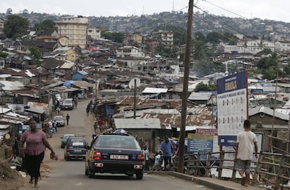 Un cartel en Freetown explica a los sierraleoneses cómo evitar el contagio por ébola. Musa Kamara, el joven de la localidad de Massessehbeh que murió por esta enfermedad, viajó a su ciudad natal para celebrar las festividades que marcan el fin del Ramadán. Al llegar, murió repentinamente de ébola.Ahí fue cuando su madre, la última paciente que ha recibido el alta en el país, contrajo el virus.