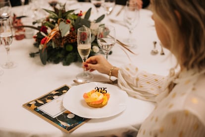 Hotel María Cristina. La casa de las estrellas de cine cuando acuden al Festival de San Sebastián regalará a sus huéspedes una botella de champán y las tradicionales doce uvas la noche del 31 de diciembre. Y para aquellos que prefieran tomárselas tras una cena de gala, el hotel tiene previsto un menú de cinco pases. Comienza con gamba blanca con jugo de tomate aliñado y crema de aguacate, seguido de crema de setas, boletus y escalope de foie con trufa. Posteriormente servirá besugo refrito al pimentón y un sorbete de lima y yuzu para aligerar el paladar antes del solomillo de vaca con salsa de frutos rojos y queso azul. El postre, será un pastel Sumendi, que combina avellana caramelizada y chocolate manjari. Tras las campanadas, baile y barra libre hasta las 3 de la madrugada. El precio es de 475 euros por persona.