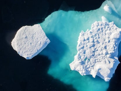 Un iceberg flota en un fiordo cerca de la ciudad de Tasiilaq (Groenlandia).