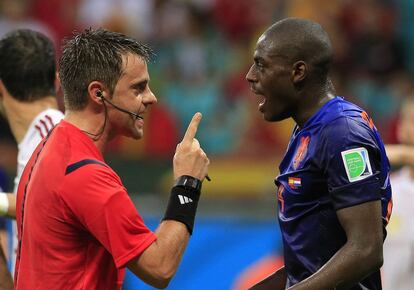 Bruno Martins habla con el árbitro italiano Nicola Rizzoli durante el partido de fútbol entre España y los países bajos
