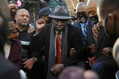 El abogado de la familia Floyd, Ben Crump, se arrodilló durante 8 minutos y 46 segundos, durante el primer día del juicio del ex policía Derek Chauvin en Minneapolis EE. UU.