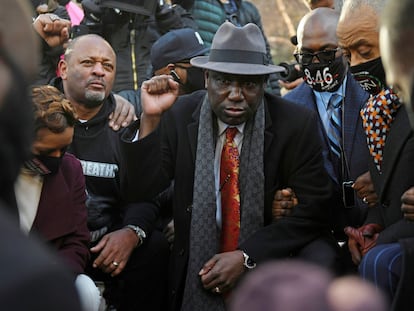 El abogado de la familia Floyd, Ben Crump, se arrodilló durante 8 minutos y 46 segundos, durante el primer día del juicio del ex policía Derek Chauvin en Minneapolis EE. UU.