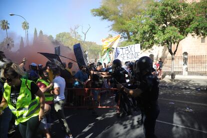 La Policía Nacional carga contra algunos manifestantes durante la concentración de taxistas andaluces frente al Parlamento regional en protesta por la nueva regulación para las VTC.