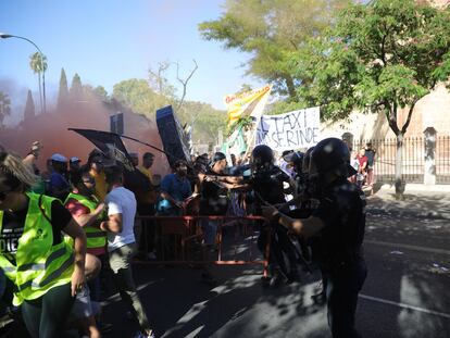 La Policía Nacional carga contra algunos manifestantes durante la concentración de taxistas andaluces frente al Parlamento regional en protesta por la nueva regulación para las VTC.