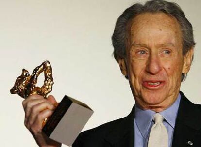 Arthur Penn muestra el Oso de Oro del Festival de Berlín