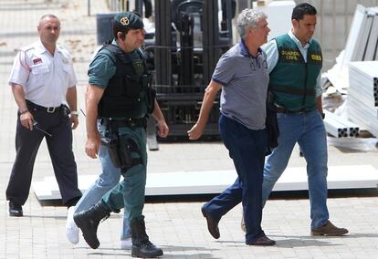 Villar, conducido por agentes de la Guardia Civil, durante el registro de la Federaci&oacute;n el pasado julio. 