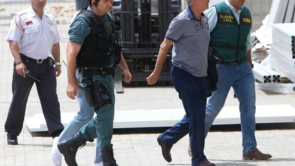 Villar, conducido por agentes de la Guardia Civil, durante el registro de la Federaci&oacute;n el pasado julio. 