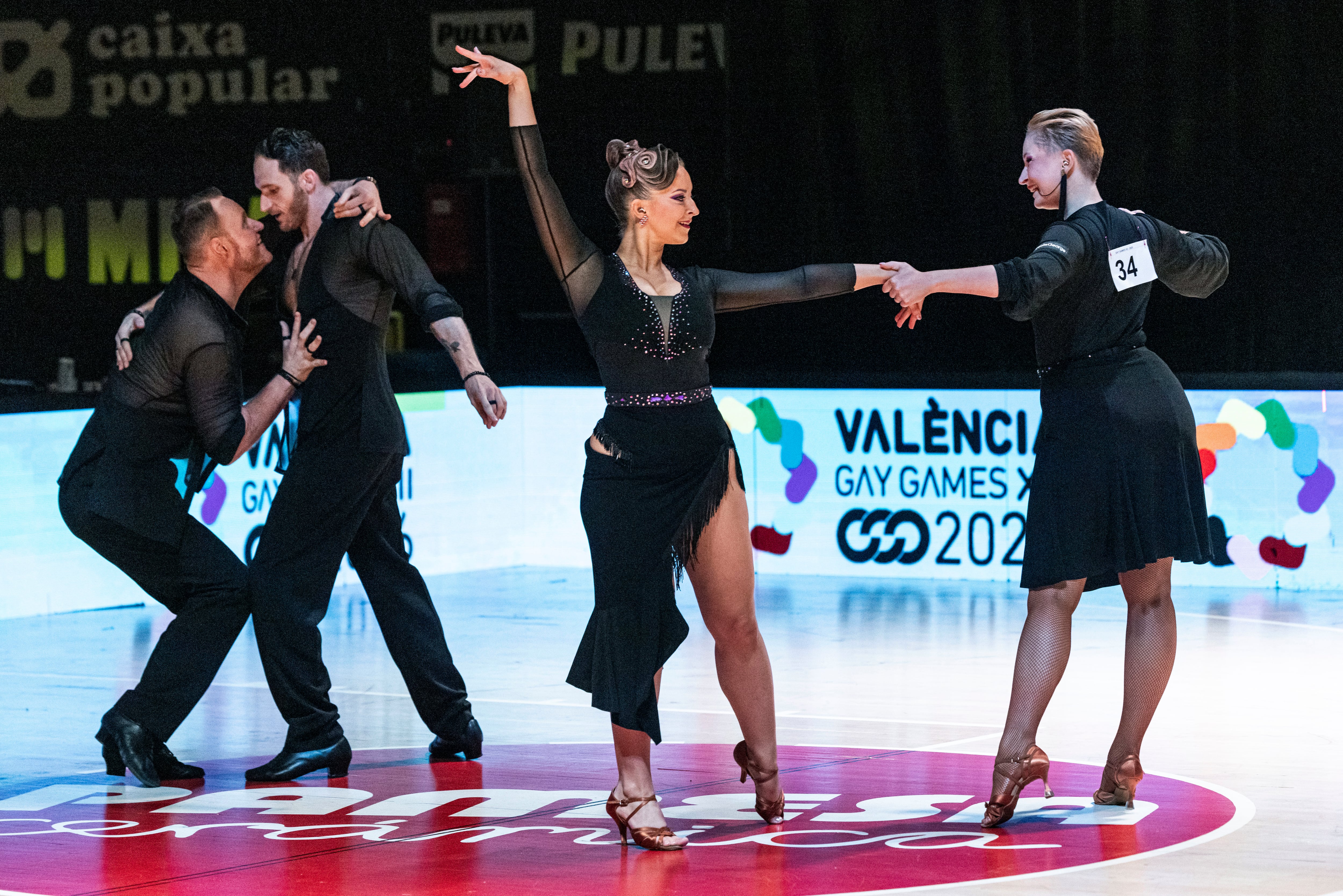 Dos parejas este martes, 30 de junio, en plena actuación durante una de las pruebas de baile deportivo de los gay Games que se celebran estos días en Valencia. 