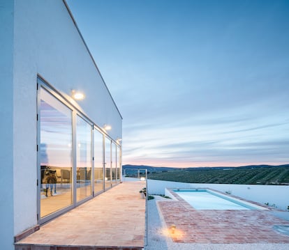 Casa Acordeón se ubica en plena Serranía de Ronda y muy cerca de la Sierra de Grazalema.