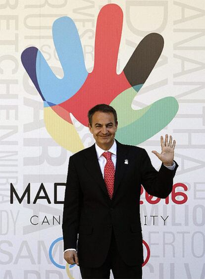 El presidente del Gobierno posa con el logotipo de Madrid 2016