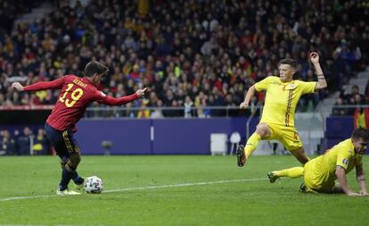 Gerard Morteno marca el tercer gol de España.