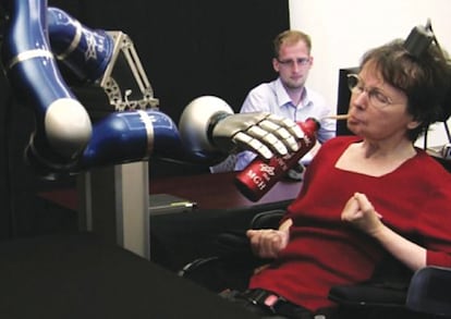 Cathy Hutchinson logró en mayo mover un robot con la mente.